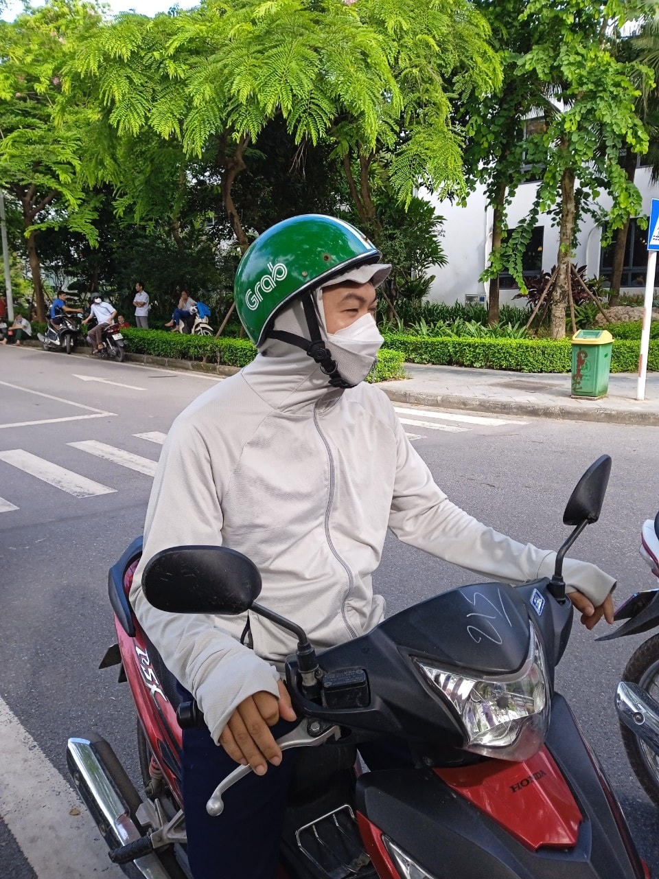 Anh trai, người đưa thí sinh này đến điểm thi cho biết đến sáng nay gần 7h em mình mới nhờ đưa đi thi. Do không kiểm tra kỹ nên khi đi được nửa đường phát hiện quên giấy báo dự thi nên hai anh em lại quay xe về nhà lấy. Sau đó, anh này đã hỏi các phụ huynh xung quanh về thời gian vào thi buổi chiều, thời gian kết thúc các môn thi để chủ động đưa đón thí sinh đúng giờ và được mọi người tận tình chia sẻ.