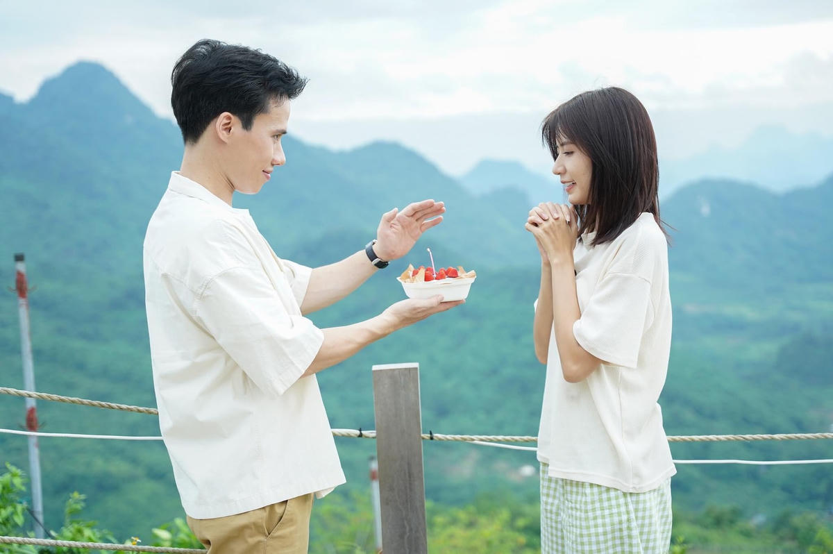 Ca sĩ Tuấn Anh và Ngọc Huyền trong MV "Chiếc hôn màu":