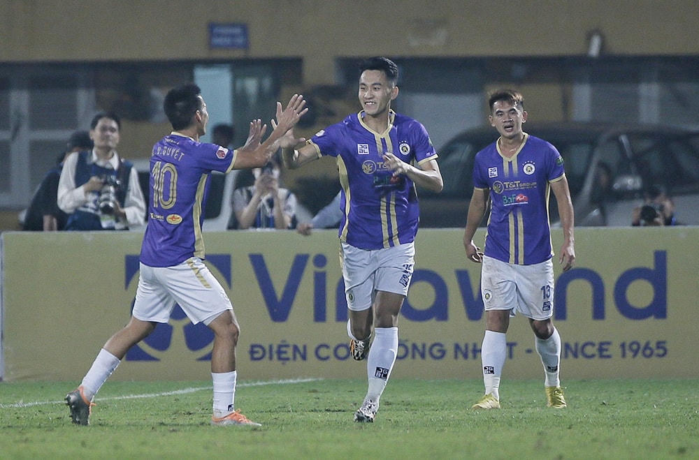 Hà Nội FC với đầu tàu Văn Quyết đang băng băng hướng tới chức vô địch.