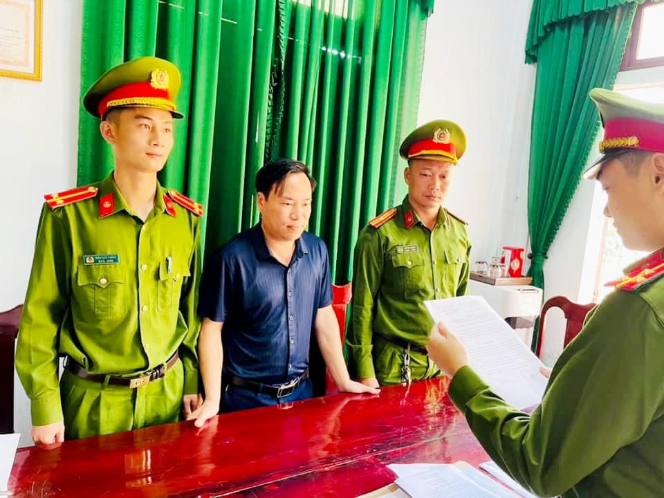 Công an huyện Nghi Xuân tống đạt quyết định khởi tố đối với Trần Văn Ngọc.