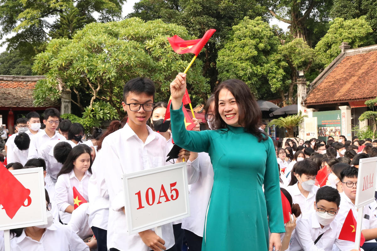 Cô và trò Trường THPT Đinh Tiên Hoàng hân hoan chào đón năm học mới.
