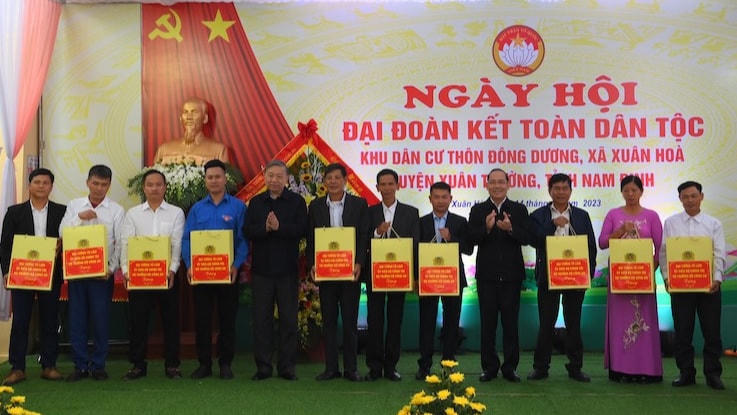 Bộ trưởng Bộ Công an Tô Lâm tặng quà nhân dân thôn Đông Dương tại Ngày hội. Ảnh: Duy Hưng.