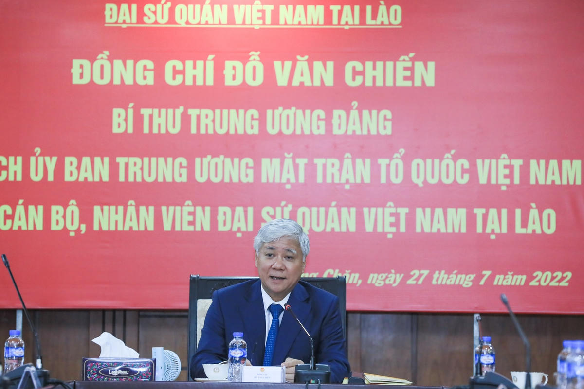 Bí thư Trung ương Đảng, Chủ tịch UBTƯ MTTQ Việt Nam Đỗ Văn Chiến thăm và làm việc với Đại sứ quán Việt Nam tại Lào. Ảnh: Quang Vinh.