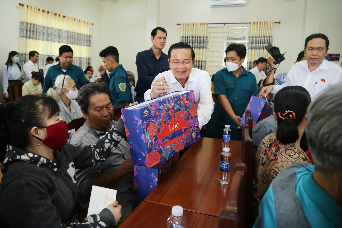 Lãnh đạo TP Cần Thơ trao quà Tết cho bà con phường Tân An. 