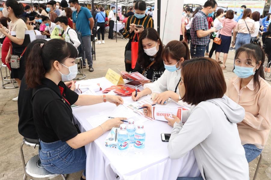 Người lao động tìm kiếm việc làm tại sàn giao dịch việc làm.