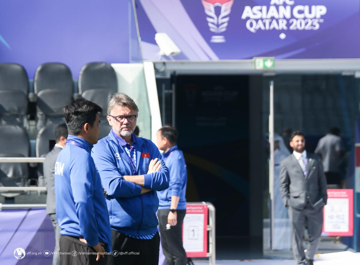 Thầy trò ông Troussier tham quan sân vận động Jassim bin Hamad. Ảnh: VFF.