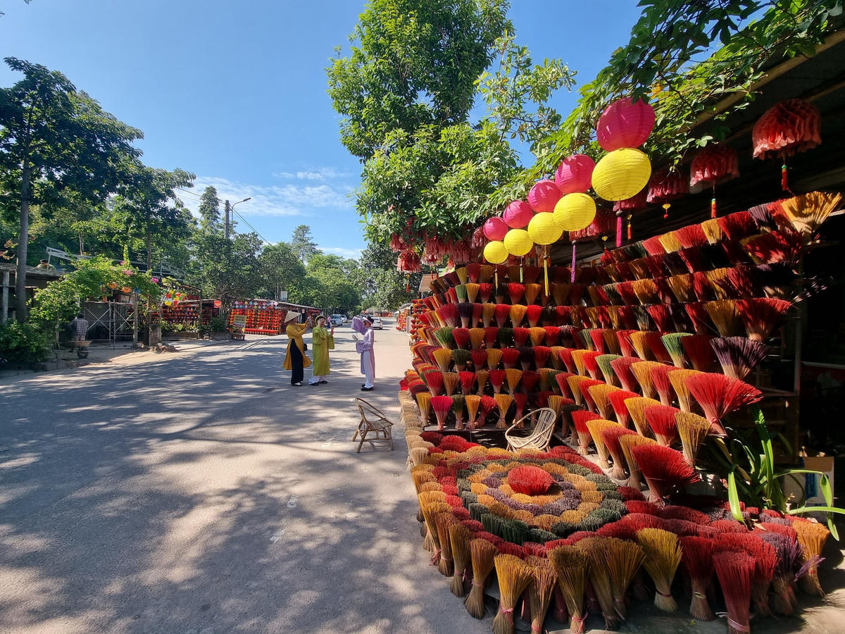Mỗi ngày, làng hương Thuỷ Xuân đón hàng trăm lượt khách đến tham quan, chụp hình.