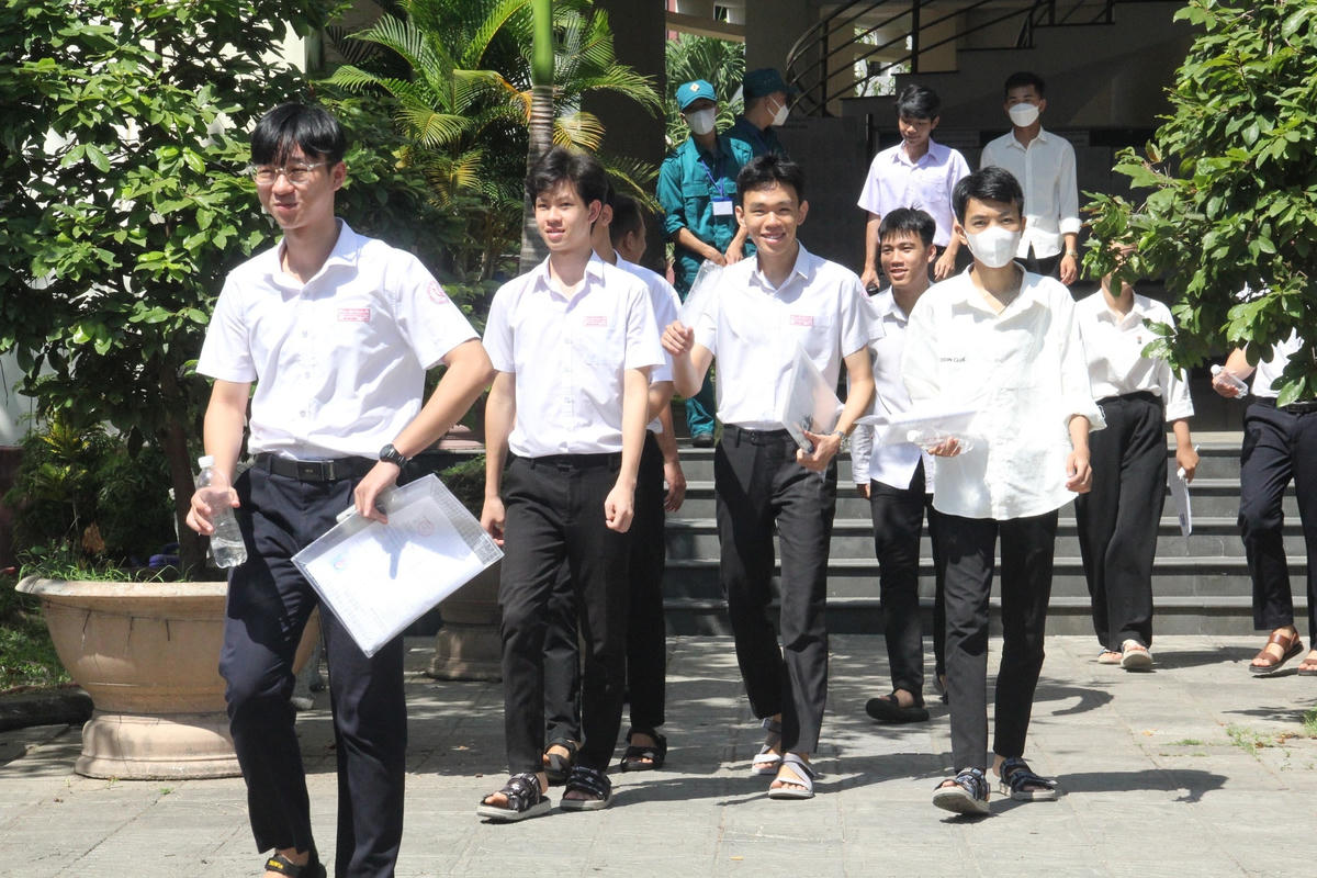 Thí sinh tươi vui khi kết thúc môn thi Ngữ Văn.