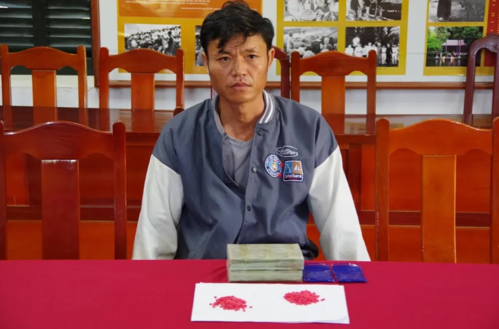 Đối tượng Lò Văn Nghiên cùng số tang vật bị bắt giữ.