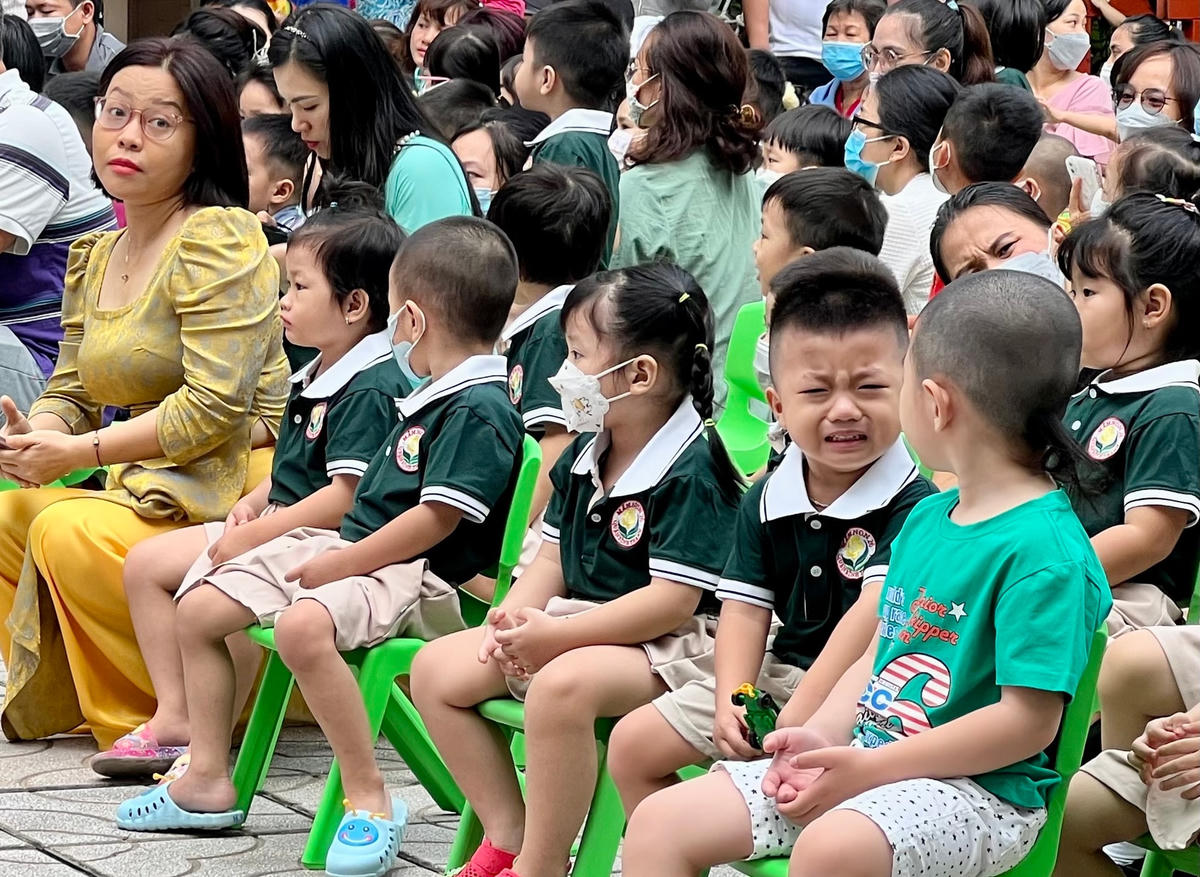 Học sinh ở TP HCM bước vào năm học mới.