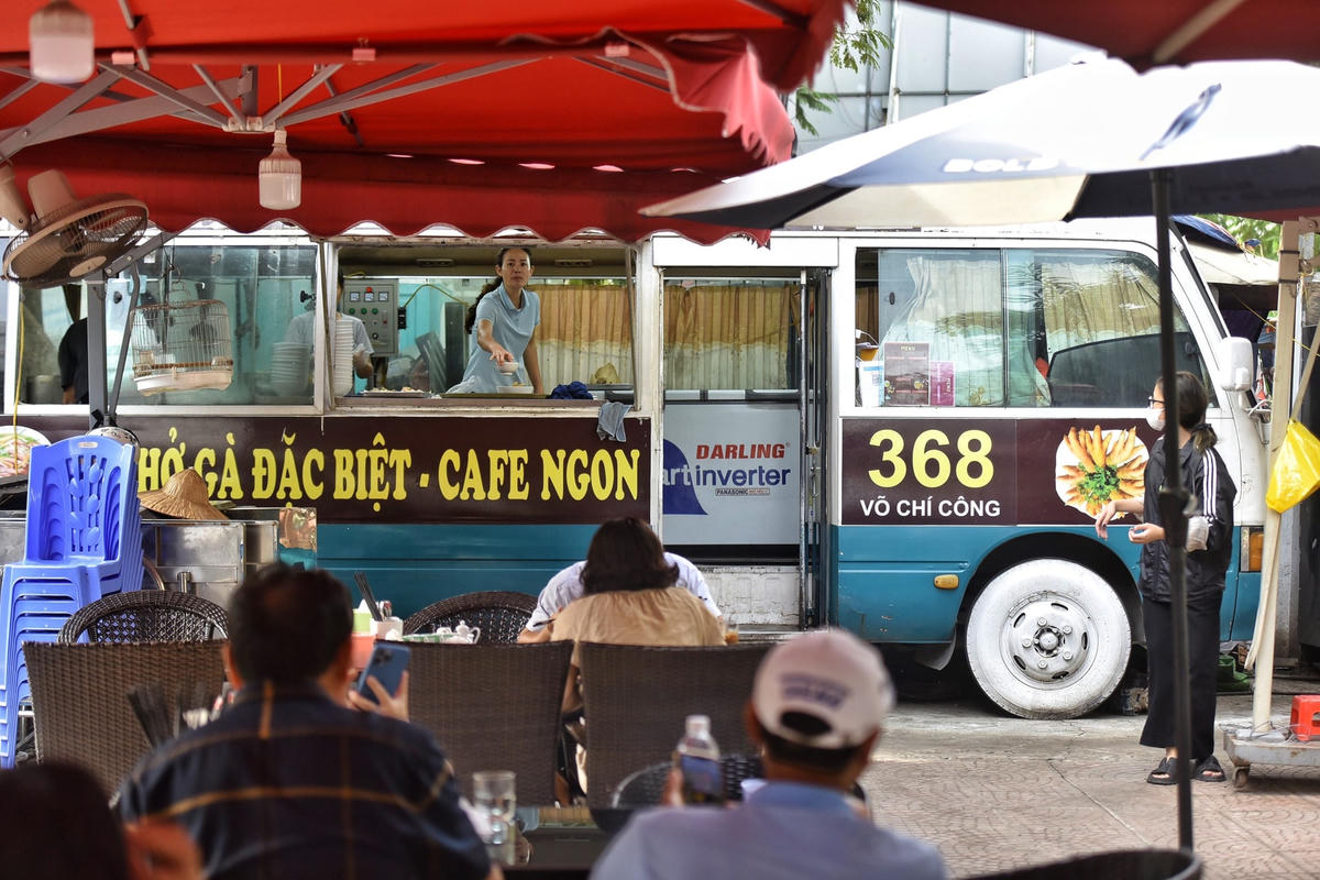 Quán phở gà này bắt đầu mở cửa từ 6h sáng tới khoảng 10h.