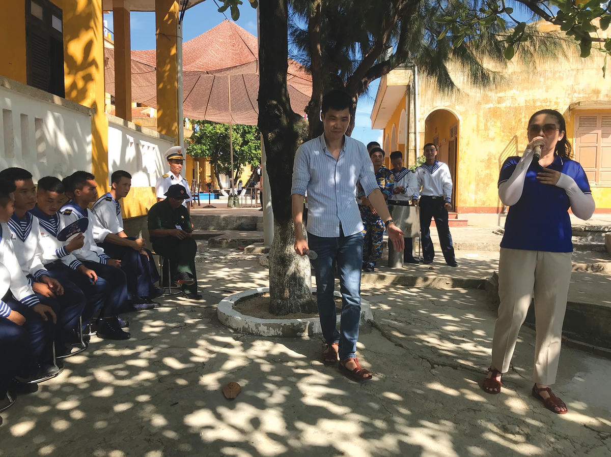 NSND Diệu Hương và ca sĩ Tiến Mạnh (Đài Tiếng nói Việt Nam) - thành viên trong đoàn công tác, biểu diễn văn nghệ phục vụ cán bộ, chiến sĩ trên đảo Sinh Tồn Đông.  