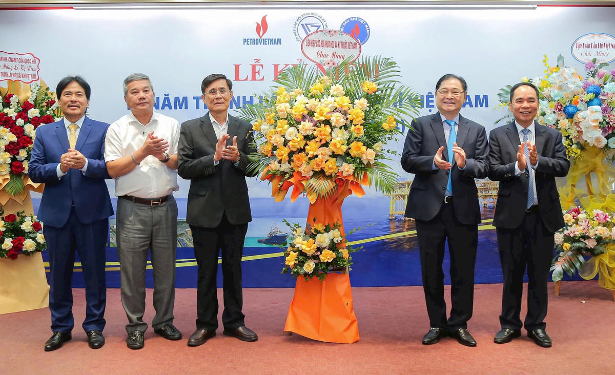 TSKH Phan Xuân Dũng tặng lẵng hoa chúc mừng Hội DKVN nhân dịp kỷ niệm 15 năm thành lập