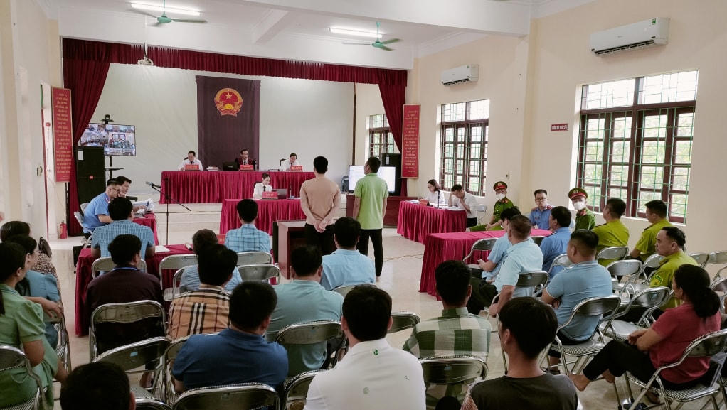 Quang cảnh phiên tòa xét xử lưu động tại xã Hà Lâu. Ảnh: Xuân Thao.