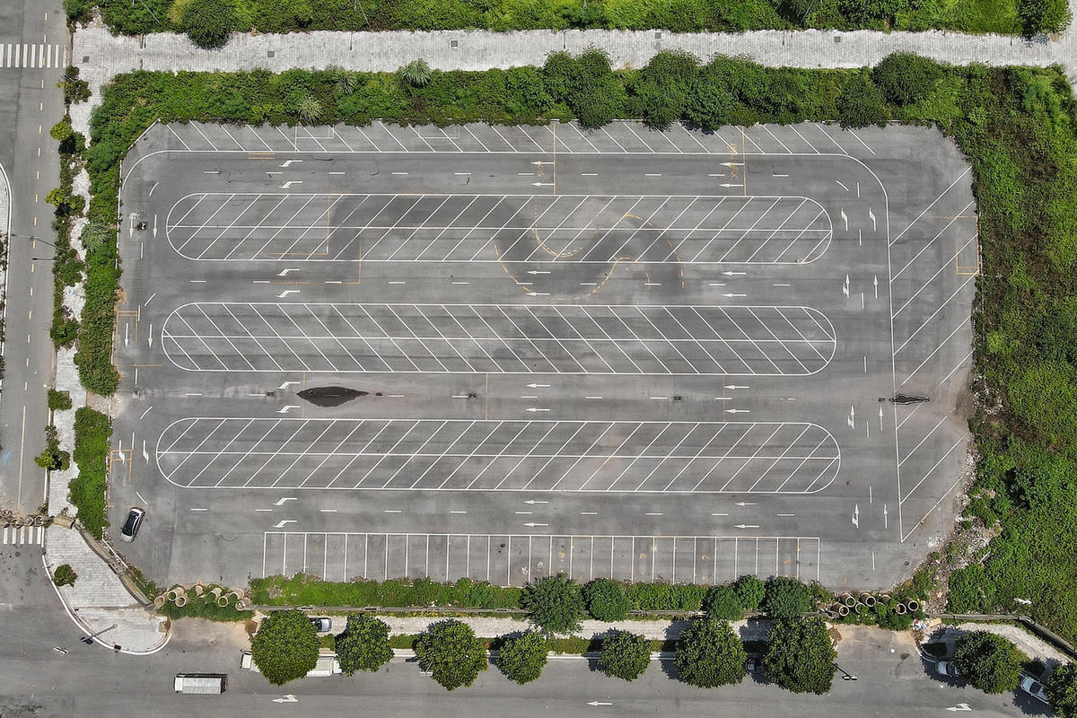 Một phần diện tích thậm chí còn bị người dân trưng dụng thành bãi dạy lái xe.