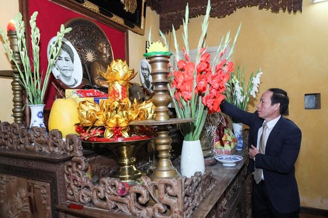 Ông Lê Tiến Châu, Bí thư Thành ủy Hải Phòng, nguyên Phó Chủ tịch - Tổng Thư ký UBTƯ MTTQ Việt Nam dâng hương, tưởng nhớ Chủ tịch Hồ Chí Minh tại Nhà 67 trong Khu di tích Chủ tịch Hồ Chí Minh.