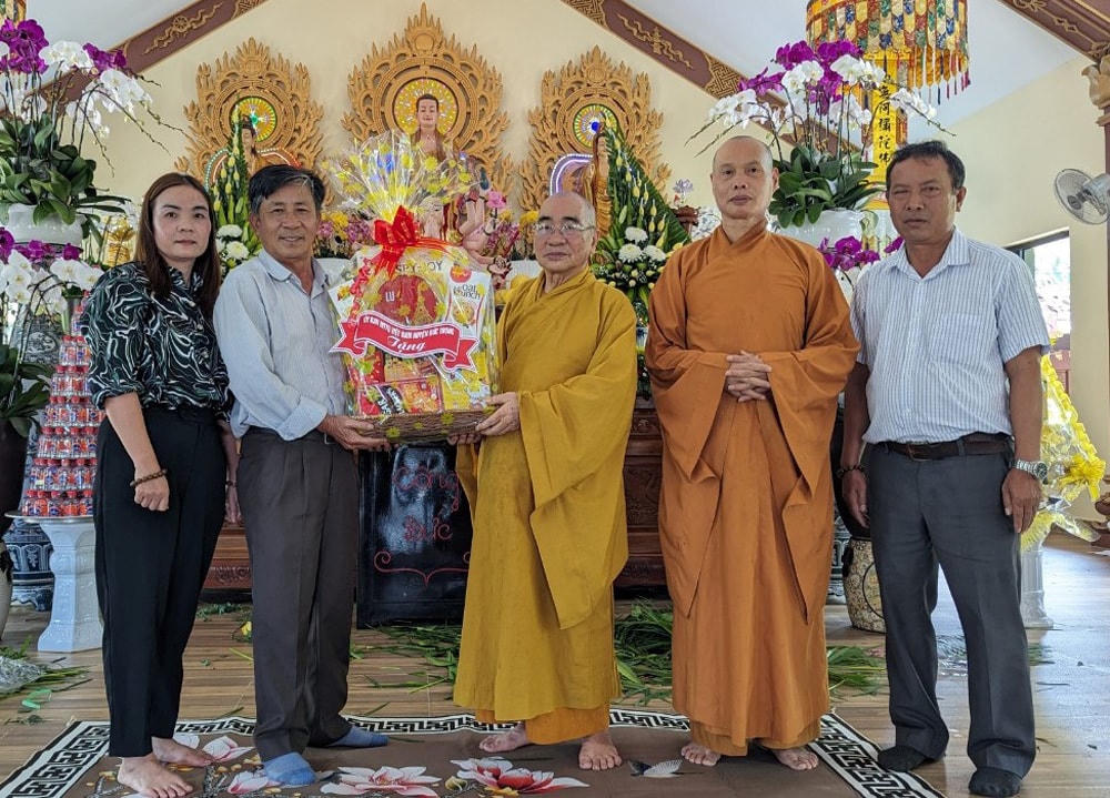 Ủy ban MTTQ Việt Nam huyện Đức Trọng thăm, tặng quà các cơ sở Phật giáo tại địa phương.