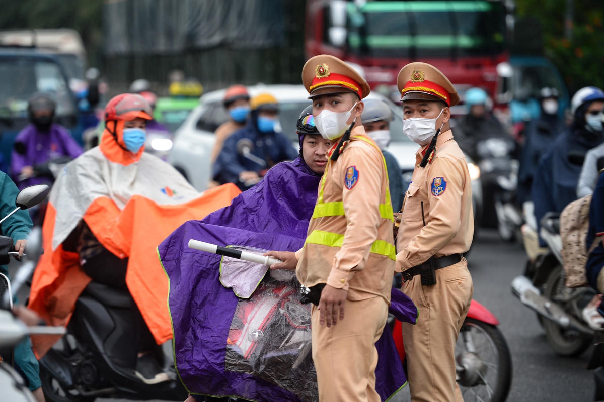 Tuy nhiên, do tuyến đường này có mật độ phương tiện lớn nên việc xử lý của tổ công tác cũng gặp nhiều khó khăn.
