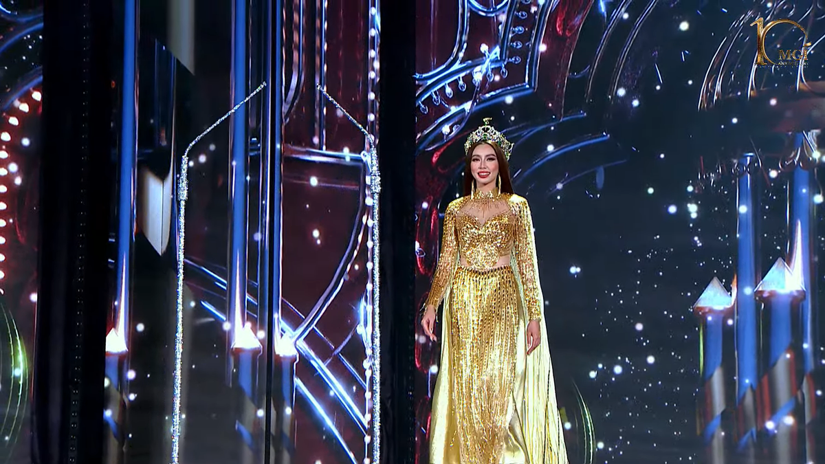 Thùy Tiên catwalk cuối cùng trên cương vị Miss Grand Internationnal.