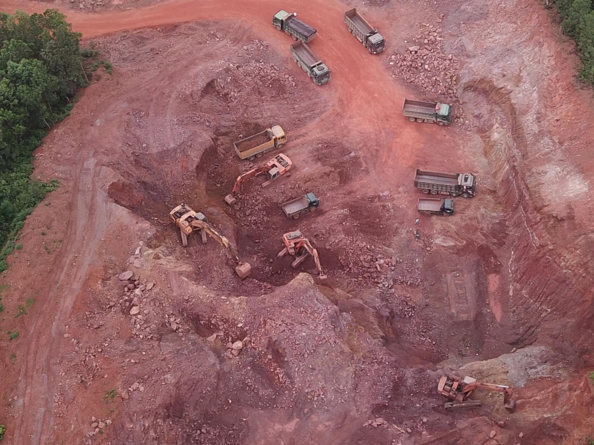 Tốc độ 'cạo trọc' đồi của mỏ tận thu này thực sự đáng nể.