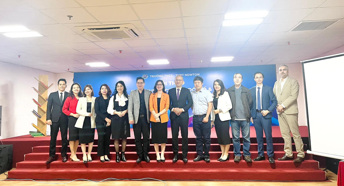Các diễn giả tham gia buổi hội thảo chụp ảnh kỷ niệm.