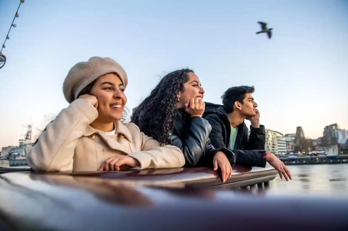 Con người chính là điều tạo nên kỷ ức cho dòng sông Thames. Ảnh: The Guardian.