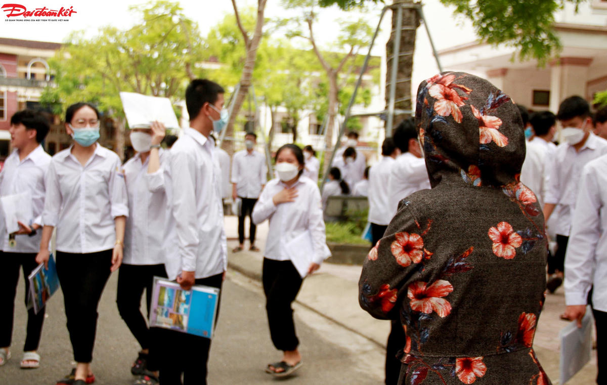 Phụ huynh rạng rỡ khi thấy con làm bài thi tốt