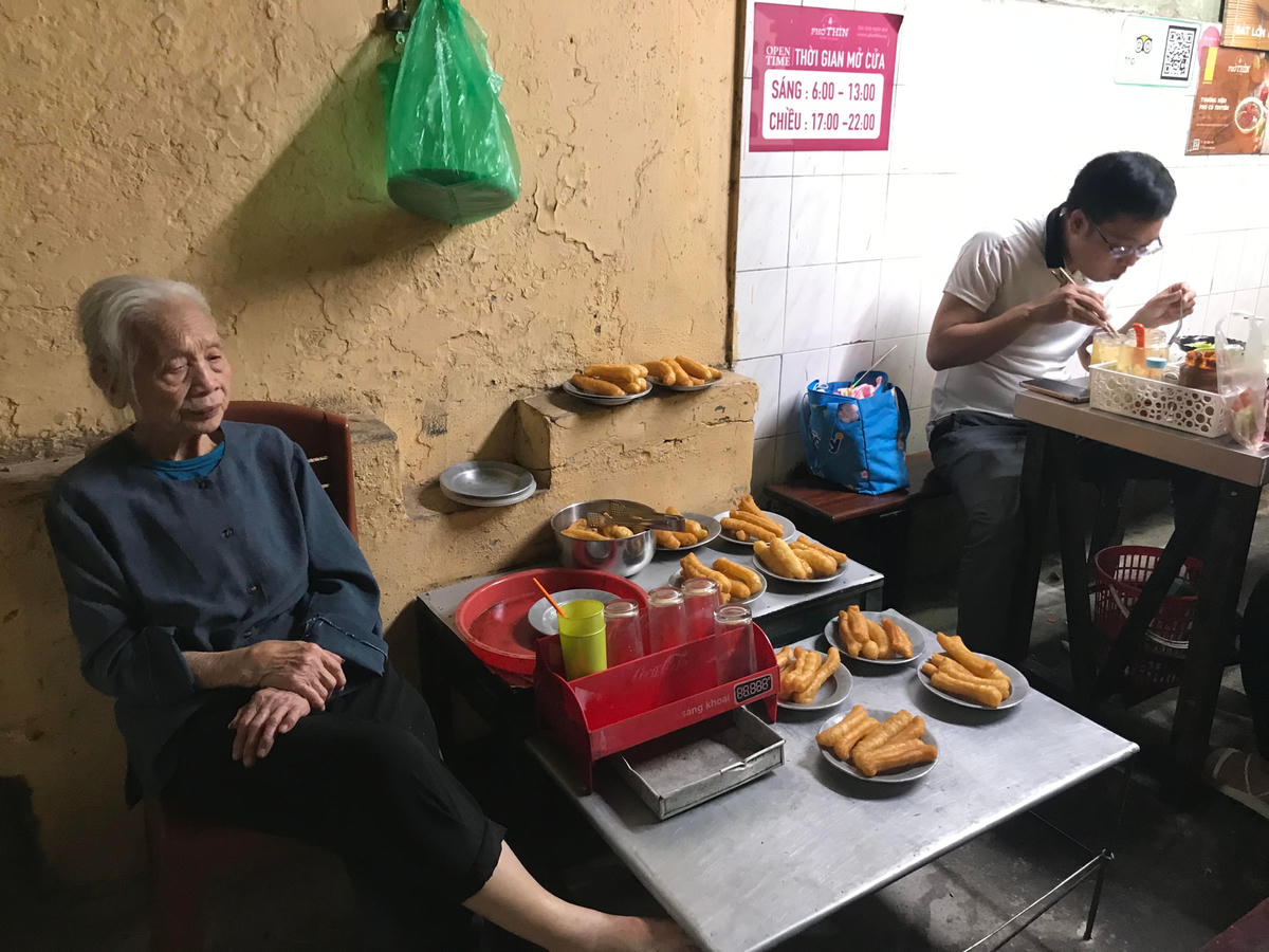 Góc quán đơn sơ.  