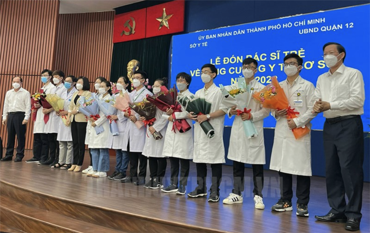 Bác sĩ trẻ tham gia khóa đầu tiên của chương trình thí điểm thực hành tại bệnh viện gắn liền với trạm y tế.