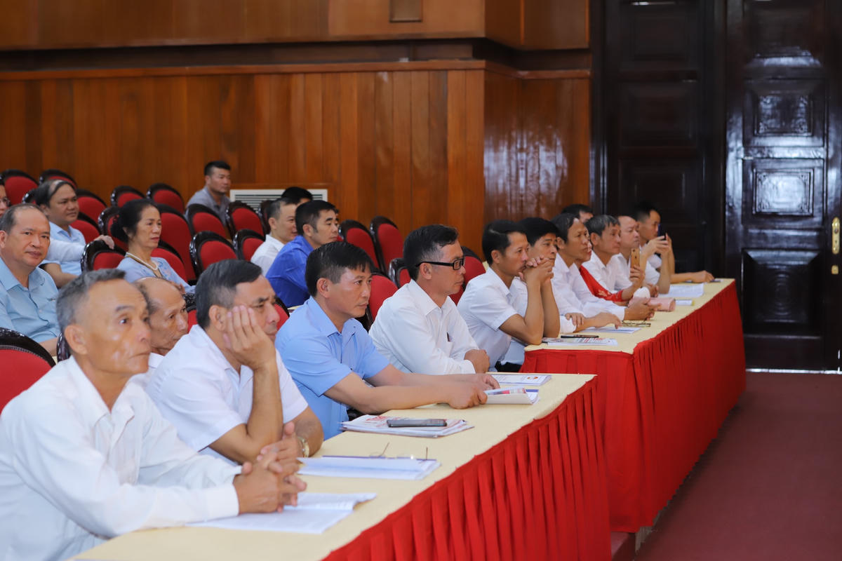 Đông đảo đại biểu về tham dự hội nghị.