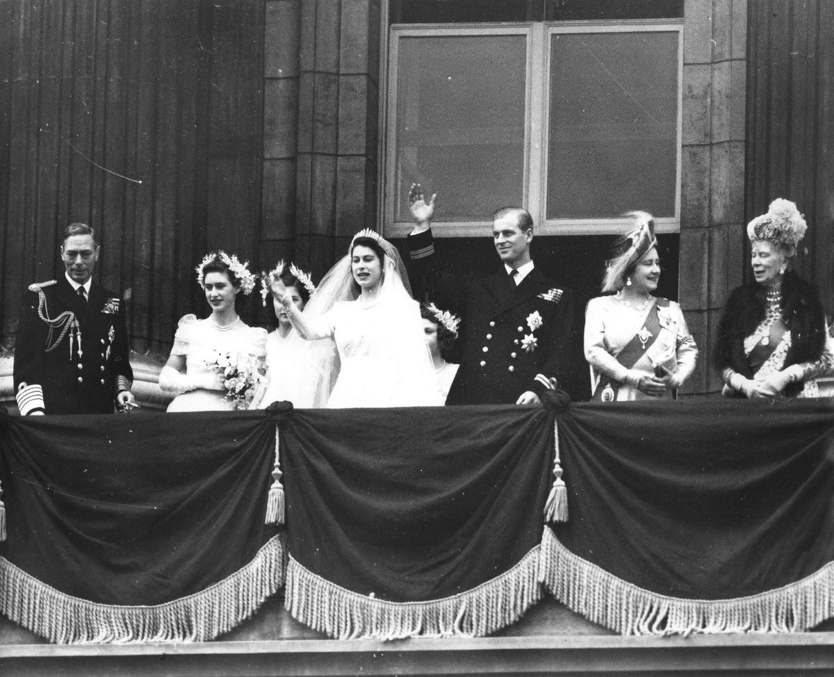 Công chúa Elizabeth kết hôn với Hoàng thân Philip vào năm 1947. Hoàng thân Philip là con trai của Hoàng tử Hy Lạp Andrew. Cặp đôi gặp nhau lần đầu tiên khi Nữ hoàng Elizabeth 13 tuổi còn Hoàng thân khi đó 18 tuổi và hai bên đã có cảm tình với nhau (Ảnh: Getty).