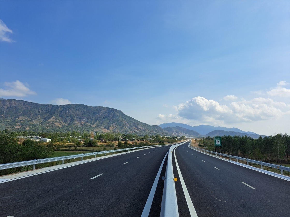 Từ ngày mai cao tốc Nha Trang - Cam Lâm, Vĩnh Hảo - Phan Thiết sẽ chính thức đi vào hoạt động.
