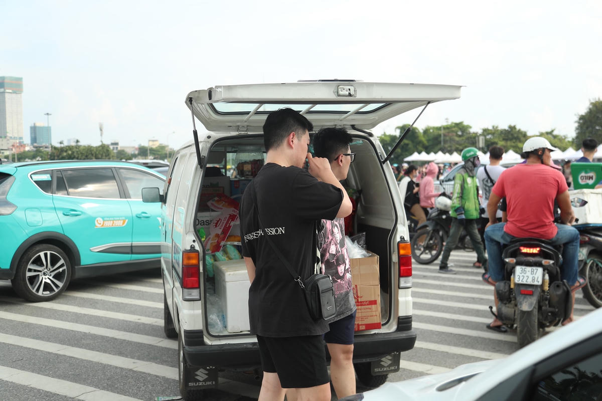 Thậm chí, còn sử dụng cả ô tô để bán nước.