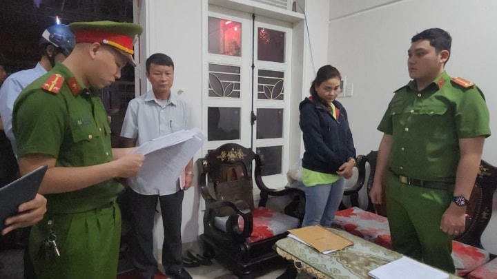 Công an TP Đà Nẵng công bố quyết định khởi tố, lệnh bắt tạm giam đối với Hoàng Quang Huy và Lâm Thị Hồng Tâm. Ảnh: Công an cung cấp.