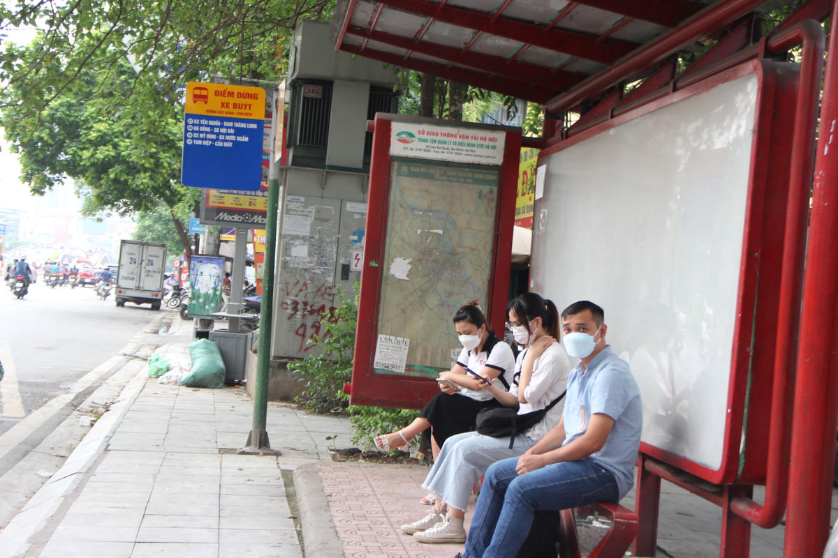 Vào năm 2020, UBND TP Hà Nội đã chấp thuận chủ trương đầu tư dự án xây dựng 600 nhà chờ xe buýt tại 12 quận nội thành theo hình thức đối tác công - tư (PPP). Dự án sẽ xây lắp mới 600 nhà chờ xe buýt (235 nhà chờ xe buýt được lắp đặt mới và thay thế 365 nhà chờ cũ kỹ đã bị xuống cấp).