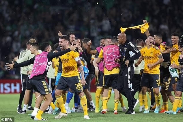 Benfica giành ngôi đầu bảng H sau khi tạo ra cơn mưa bàn thắng vào lưới Maccabi Haifa (Ảnh: EPA).