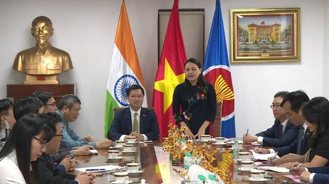 Phó Chủ tịch - Tổng Thư ký Ủy ban Trung ương MTTQ Việt Nam Nguyễn Thị Thu Hà làm việc tại Đại sứ quán Việt Nam tại Ấn Độ.