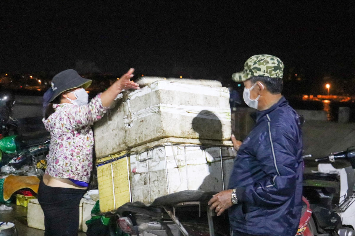 Hoạt động mua bán hải sản ở chợ Nhật Lệ chủ yếu diễn ra vào ban đêm với hình thức bán sỉ và được tổ chức thành hai khu vực riêng biệt. Ở khu vực phía ngoài cảng, là nơi thu mua hải sản từ các tàu cá vừa mới đánh bắt cập cảng. Còn khu vực bên trong cảng, là nơi mua bán của các thương lái vận chuyển bằng xe đông lạnh từ các tỉnh lận cận đến bán.