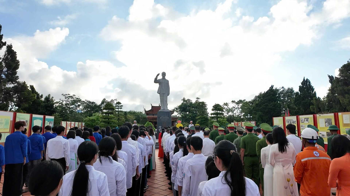 Lãnh đạo, cán bộ, Đảng viên, lực lượng vũ trang, nhân dân Đặc khu Cô Tô thể hiện lòng thành kính tưởng nhớ công lao vĩ đại của Chủ tịch Hồ Chí Minh với Tổ quốc và nhân dân Việt Nam. Ảnh: Đặc khu Cô Tô.