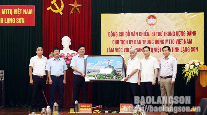 Ủy ban MTTQ tỉnh Lạng Sơn tặng quà lưu niệm Chủ tịch UBTƯ MTTQ Việt Nam Đỗ Văn Chiến.