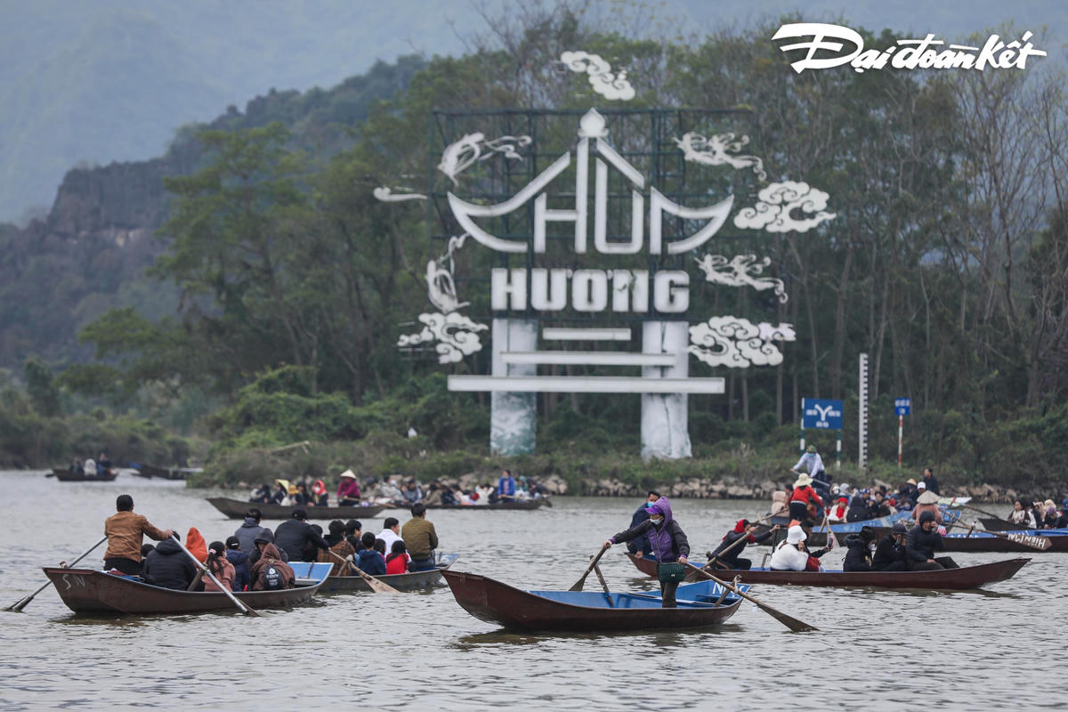 Chùa Hương quần thể khu di tích danh thắng Hương Sơn. Là đại danh lam thắng cảnh có giá trị lịch sử văn hoá tâm linh và du lịch.