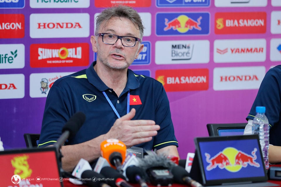 HLV Philippe Troussier. Ảnh: VFF.