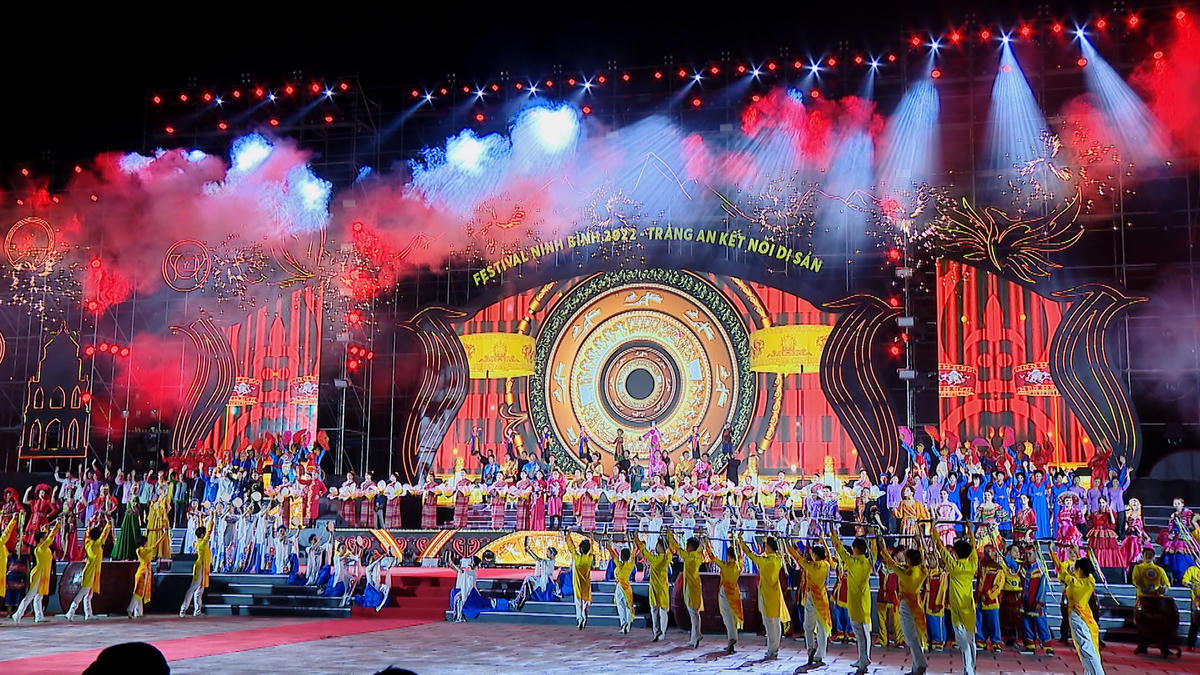 Toàn cảnh chương trình Festival Tràng An kết nối di sản - Ninh Bình năm 2022. Ảnh: NBTV