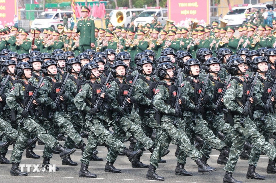 Khối lực lượng vũ trang hợp luyện diễu binh qua lễ đài. (Ảnh: Sỹ Tuyên/TTXVN)