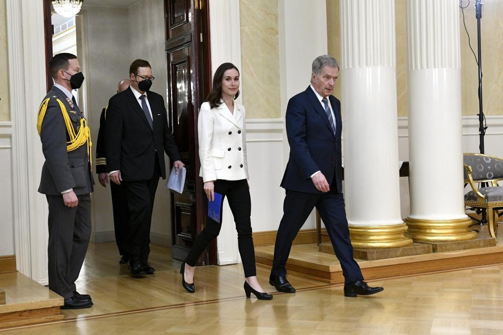Tổng thống Phần Lan Sauli Niinisto và Thủ tướng Sanna Marin trong cuộc họp báo chung tại Phủ Tổng thống ở Helsinki hôm 15/5.