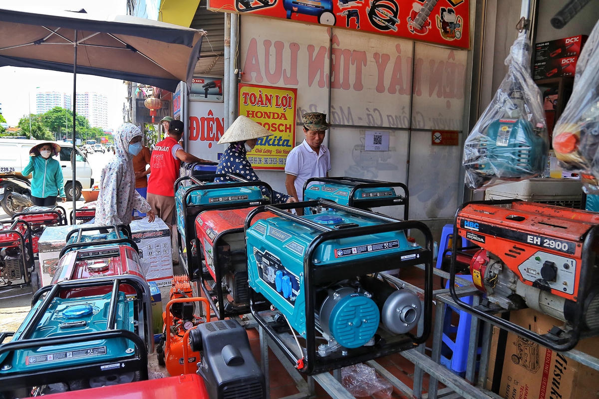 Nhân viên tư vấn, bán hàng, lắp đặt tất bật phục vụ khách giữa trưa hè oi ả.