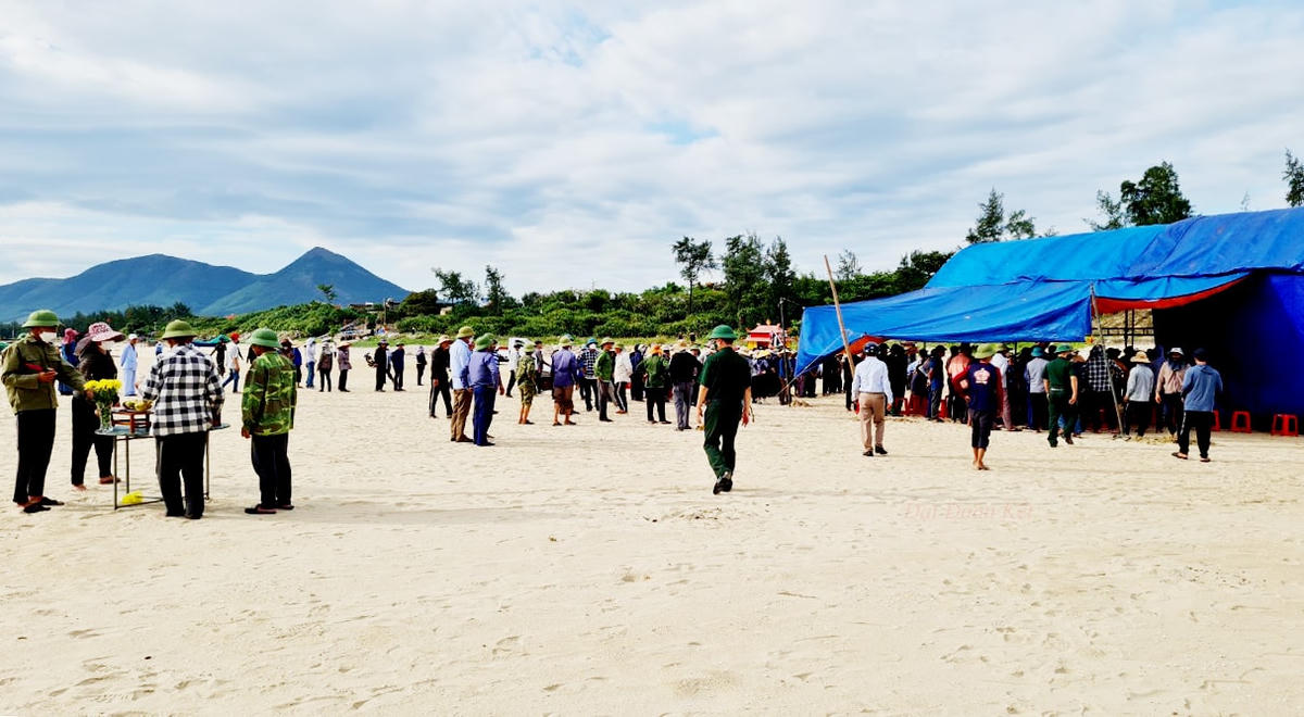 Lực lượng chức năng tiến hành bàn giao thi thể ông Trần Quang Tr. cho gia đình mai táng.