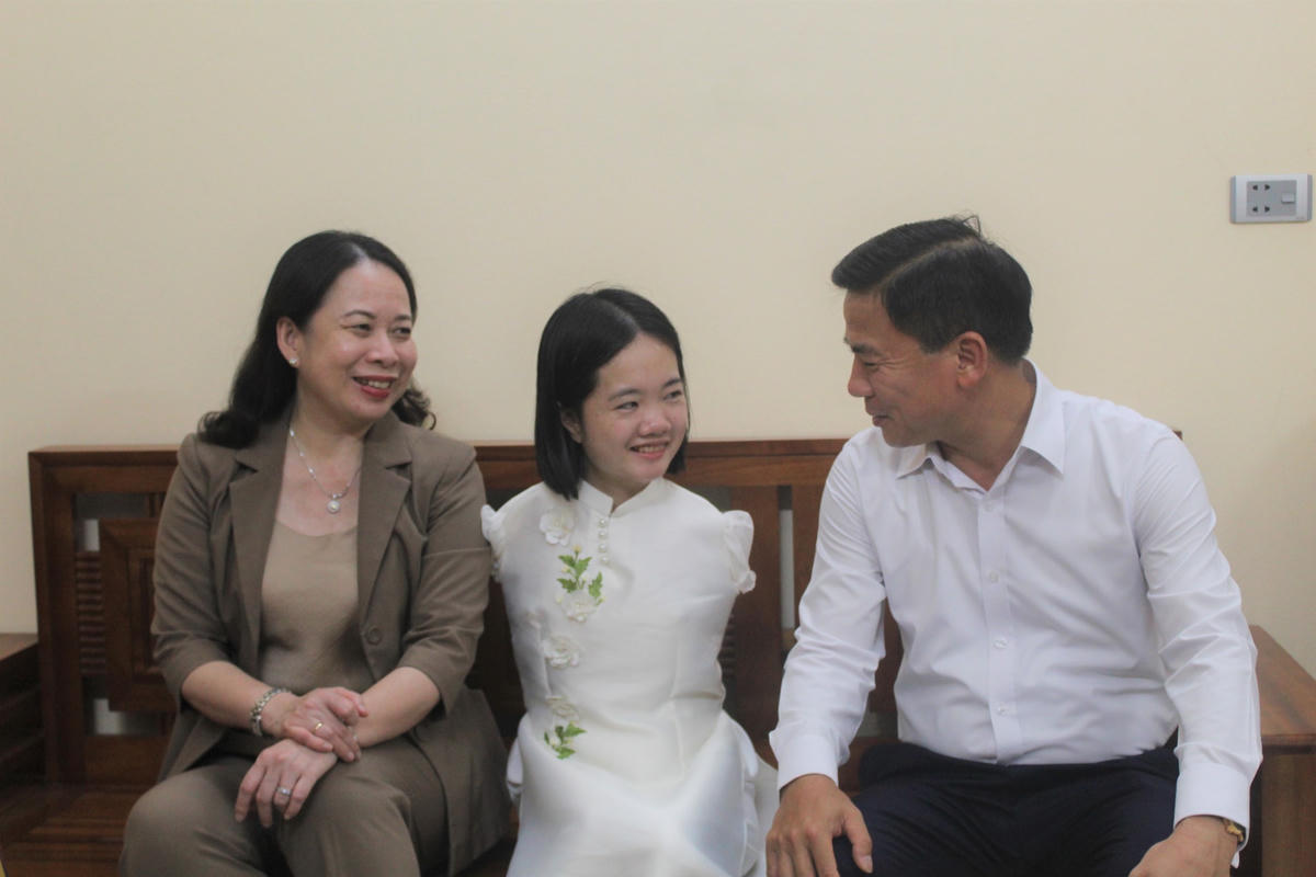 Cô giáo Lê Thị Thắm chia sẻ về câu chuyện của bản thân với Phó Chủ tịch nước Võ Thị Ánh Xuân và Bí thư Tỉnh ủy Thanh Hóa Đỗ Trọng Hưng.
