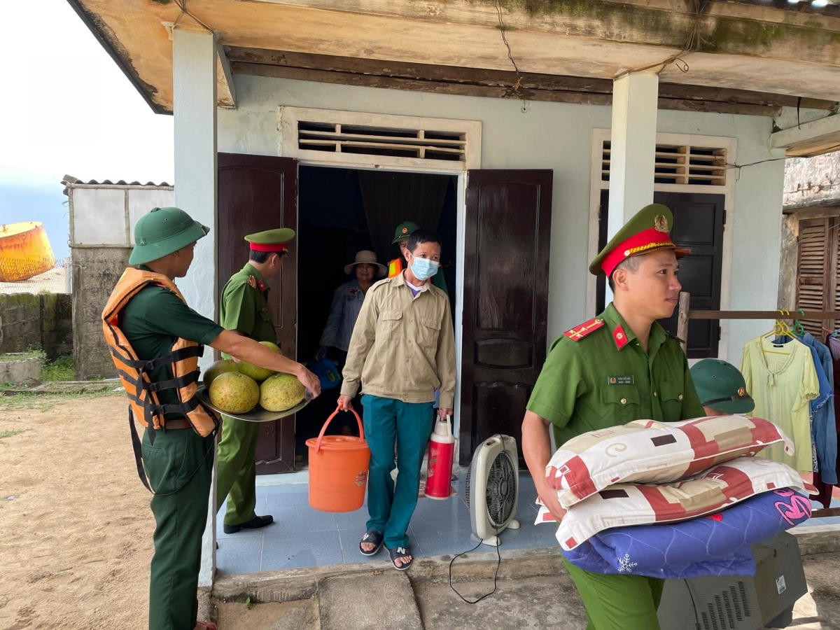 Lực lượng Công an tỉnh Thừa Thiên - Huế hỗ trợ người dân di dời đến nơi an toàn.