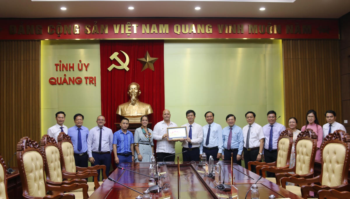 Các đại biểu chụp ảnh lưu niệm.